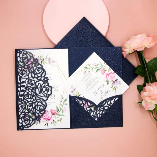 Vista 5 de Invitaciones florales cortadas con láser, invitación de boda azul oscuro con sobres, hoja interior en blanco y tarjetas RSVP, invitaciones