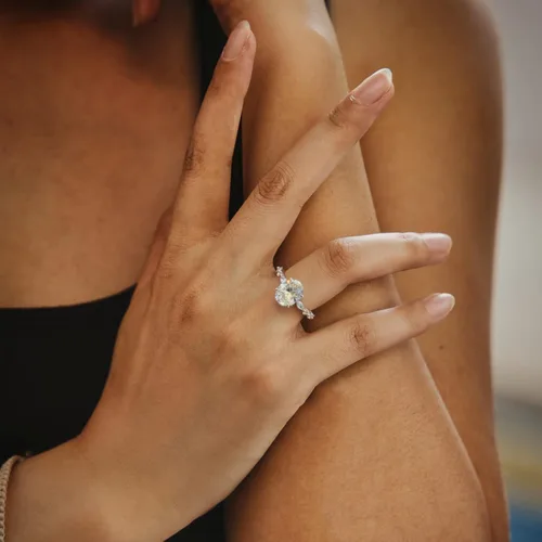 Vista 4 de EAMTI Anillo de compromiso de plata de ley 925 con circonita cúbica de corte ovalado anillo de compromiso con halo solitario para mujer talla 3-13