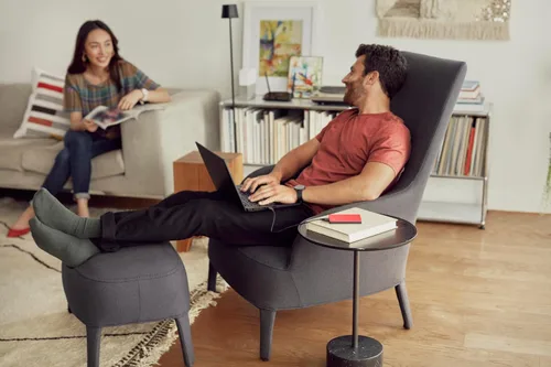 Vista 2 de WD 6TB My Passport, disco duro externo portátil, rojo, software de respaldo con defensa contra ransomware y protección con contraseña, compatible