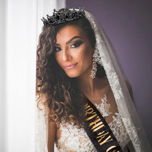 Vista 4 de CAVETEE Corona y banda de cumpleaños negra para mujer, banda de reina de cumpleaños y tiara de diamantes de imitación, tiaras y bandas de cumpleaños