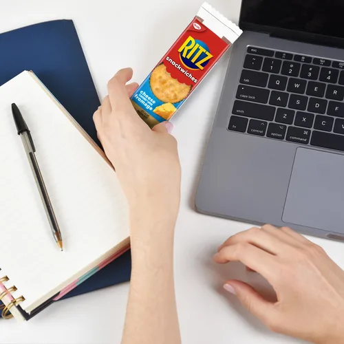 Vista 7 de Ritz Snackwich Crackers Sabor de queso (8 x 1.34 oz) 304 g/10.7 oz {Importado de Canadá}