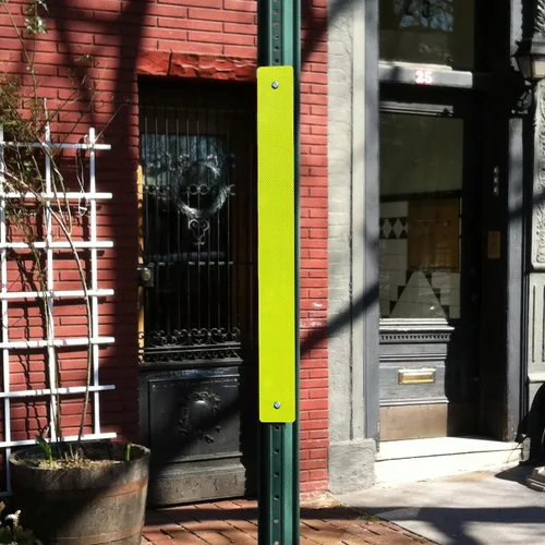 Vista 5 de SmartSign Panel de poste amarillo reflectante para visibilidad diurna y nocturna, fluorescente, duradero grado de diamante 3M, 3 x 30 pulgadas