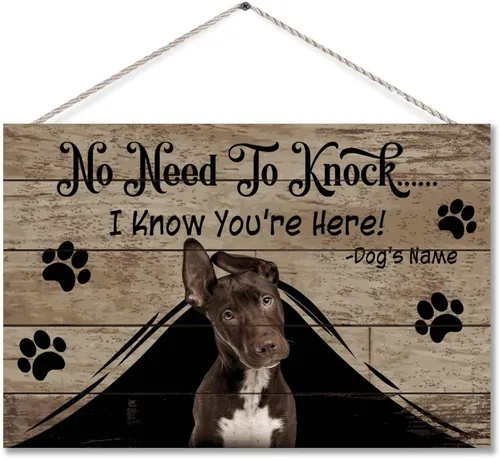 Vista 9 de Letrero de madera con texto en inglés "No Need to Knock I Know You're Here" Pit Bull con nombre de perro personalizado, placa de madera colgante