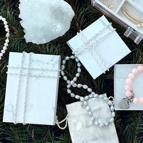 Vista 4 de TheDisplayGuys - Caja de regalo de papel de cartón relleno de algodón, 100 unidades, color blanco mármol