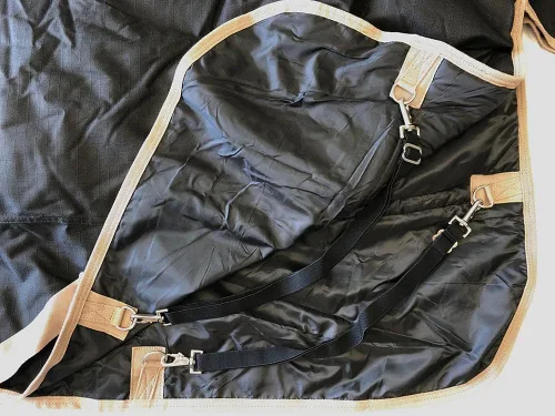 Vista 3 de AJ Tack 1200D - Manta impermeable de poliéster con alfombra para el cuello, color negro, 66 pulgadas, pequeña