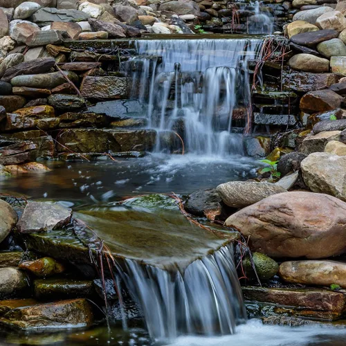 Vista 5 de HALF OFF PONDS Simply Waterfalls 6100 - Kit de cascada con revestimiento de PVC de 10' x 25' y bomba de 6,100 GPH - PVCPLAN4