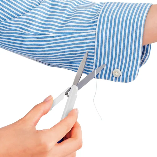 Vista 3 de Plus Tijeras Compactas Estilo Bolígrafo Twiggy con Tapa, Blanco