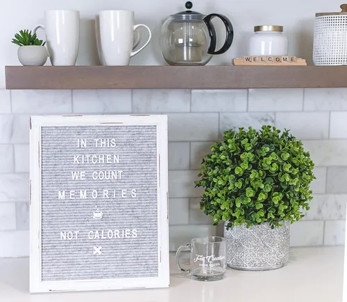 Vista 80 de Letrero de fieltro morado para el regreso a clases con marco blanco de madera rústica, letrero de tablero de letras de granja con soporte, mensaje