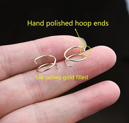 Vista 3 de Aretes de aro dobles pequeños de oro de 14 quilates para piercing individual Aretes de cartílago en espiral Aretes de doble piercing para mujer