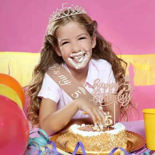 Vista 2 de Decoraciones de 5º cumpleaños para niñas, incluyendo corona y banda de tiara de diamantes de imitación de oro rosa, velas de números, adornos