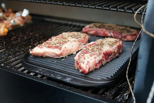 Vista 5 de Z GRILLS Plancha de hierro fundido 2 en 1 reversible para parrilla de 19.3 pulgadas, placa ligeramente pre-sazonada con lados altos, plancha