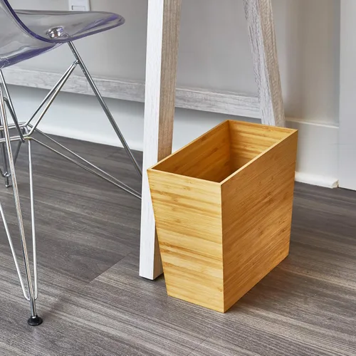 Vista 3 de iDesign - Cesta de basura rectangular de bambú, colección Formbu, 10.5 x 5.75 x 10 pulgadas, acabado de madera natural