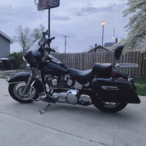 Vista 6 de KUAFU Alforjas de Maletero con Tapa y Pestillo con Llave con Soporte Negro Compatible con Modelos Harley Davidson Softail 1984-2017 Kit de Soporte