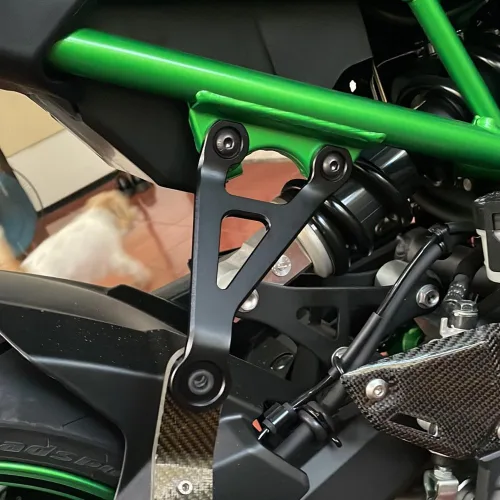Vista 2 de Soporte de escape de aluminio CNC para motocicleta, soporte de montaje para Kawasaki Z 900 Z900 2017 2018 2019 2023