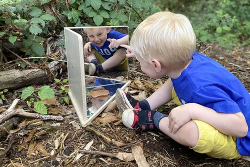 Vista 2 de TickiT Espejo de madera de 4 vías – Explora la reflexión, la simetría y los patrones – para todas las edades – Añade reflejo a cualquier estación