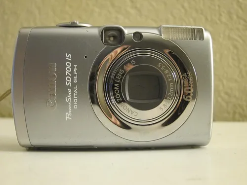 Vista 4 de Canon PowerShot SD700 IS 6MP Cámara digital Elph con zoom estabilizado de imagen 4x