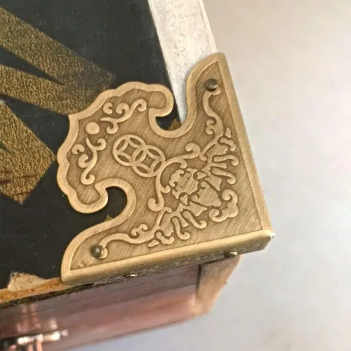 Vista 3 de Box - Protector de esquina de metal, 4 unidades, protector de esquina decorativo de metal, protector de seguridad para gabinete, parachoques