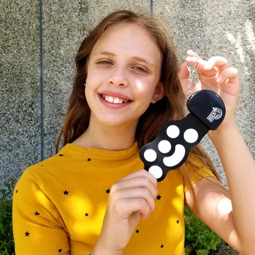 Vista 2 de Rock And Roll It - Micro Drum. Llavero de batería real que funciona y se puede tocar. ¡Cuélgalo en una mochila y toca en cualquier lugar!