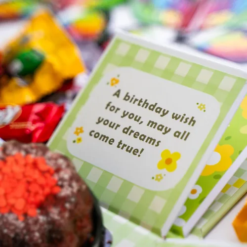 Vista 9 de Send A Cake - Caja de regalo de explosión para amigos de feliz cumpleaños, lista para regalar con mariposas voladoras, dulces, chocolates y mini