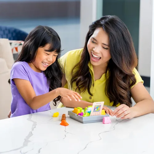 Vista 5 de ThinkFun Rush Hour Junior - Juego clásico de lógica de atasco de tráfico - Nuevo aspecto para 2024 - Juguete STEM para niños - Rompecabezas