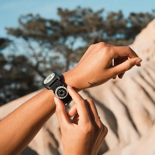 Vista 7 de Sun Company GoCompass - Brújula de muñeca micro orientadora Correa de reloj o brújulas de pulsera Paracord con bisel giratorio