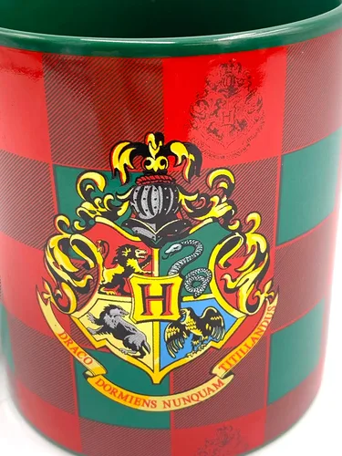 Vista 3 de Silver Buffalo Harry Potter Hogwarts Crest Holiday - Taza de cerámica a cuadros verdes y rojos, 20 onzas