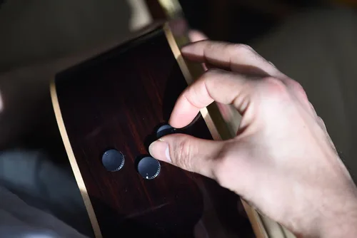 Vista 2 de Yamaha FGC-TA Dreadnought Cutaway Guitarra Transacústica con Chorus y Reverb, Negro