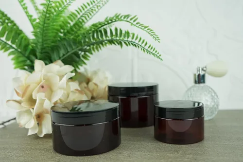 Vista 5 de s Amber - Tarros de plástico (paquete de 12) – Recipientes cosméticos recargables ámbar de 2 onzas con tapas; se utilizan como frascos de viaje