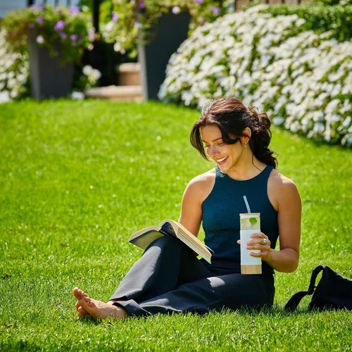 Vista 4 de Vaso de vidrio prémium de 20 onzas con popote y tapa de bambú y base con funda protectora de silicona, sin BPA, botella de agua Growler