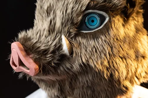 Vista 7 de Inosuke - Máscara Hashibira, máscara de jabalí demonio, cabeza completa, color gris