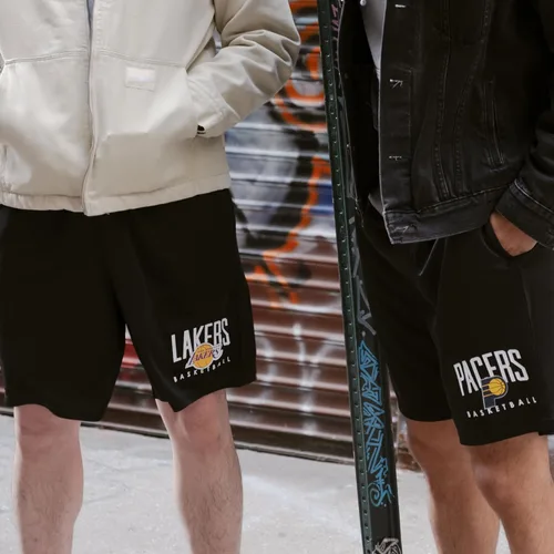 Vista 4 de Ultra Game Pantalones cortos de baloncesto oficiales de la NBA Soft Air Mesh Teamster para hombre, ajuste clásico