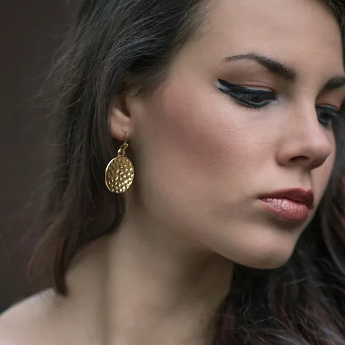 Vista 4 de Aretes colgantes de disco martillado, aretes de plata de ley para mujer, aretes hechos a mano, aretes circulares redondos, aretes de gota