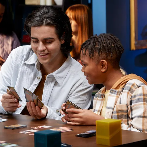 Vista 3 de Magic: The Gathering Murders at Karlov Manor Play Booster Box - 36 paquetes (504 cartas mágicas)