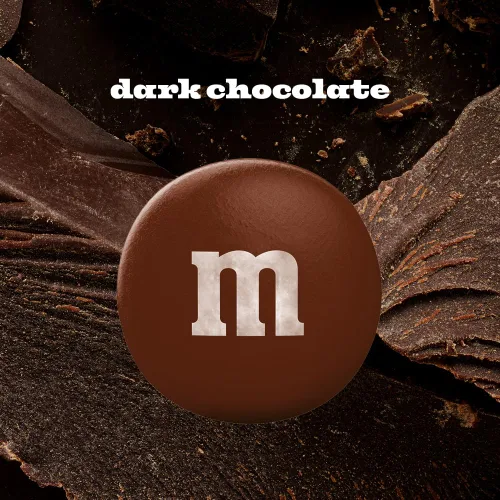 Vista 4 de M&M'S Caramelos de chocolate oscuro, chocolate a granel de tamaño familiar, bolsa oscura resellable de 18 onzas