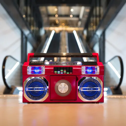 Vista 6 de Studebaker SB2145R Boombox Bluetooth de calle retro de los 80 con radio FM, reproductor de CD, LED EQ, 10 Watts RMS de potencia y AC/DC en rojo