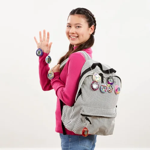 Vista 5 de Tamagotchi 42880 Bandai, Gen 2, concha de flores a cuadros con cadena, la mascota original de realidad virtual, multicolor