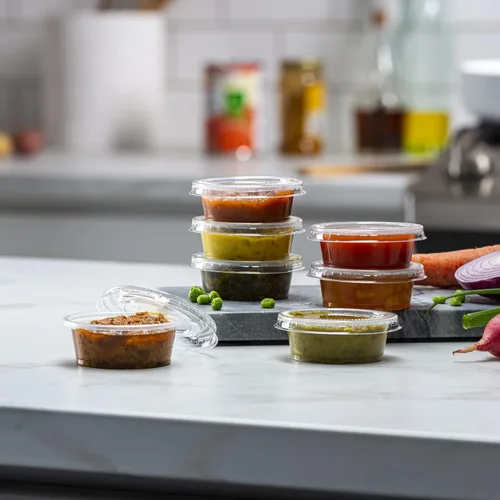 Vista 4 de {1.5 oz – 100 juegos} Vasos de plástico transparente con tapas, pequeños recipientes pequeños para control de porciones, chupitos de gelatina