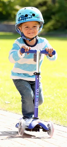 Vista 4 de Micro Kickboard - Mini Deluxe - Patinete Micro de tres ruedas de diseño suizo inclinado para dirigir