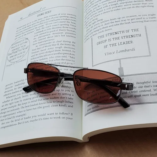 Vista 5 de proSPORT Lector de gafas de sol bifocales de aviador cuadrado Bloqueo de luz azul HD, lentes grises o ámbar.