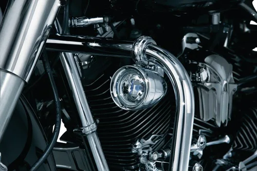 Vista 2 de Kuryakyn 5019 Accesorio de iluminación de motocicleta: luces de conducción montadas en protector del motor, ajuste universal para protectores