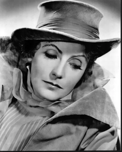 Posterazzi Greta Garbo Headshot In Coat An Hat Black And White Photo Print (8 x 10) - Referencia # MVM01655