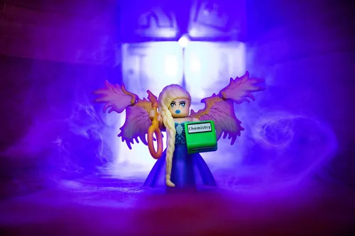 Vista 3 de Roblox Celebrity Collection - Neverland Lagoon: Crown Collector + Royale High School: Enchantress Two Figure Bundle