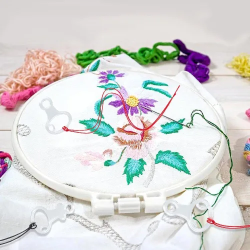 Vista 7 de CRASPIRE 40 bobinas de hilo acrílico de 2 tamaños, hilo de bordado transparente, gotas transparentes, forma de llave, chips de punto de cruz