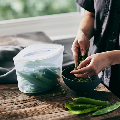 Vista 2 de Bolsa de almacenamiento de alimentos reutilizable de silicona premium Stasher, transparente, apta para microondas, Sous Vide, lavavajillas, horno