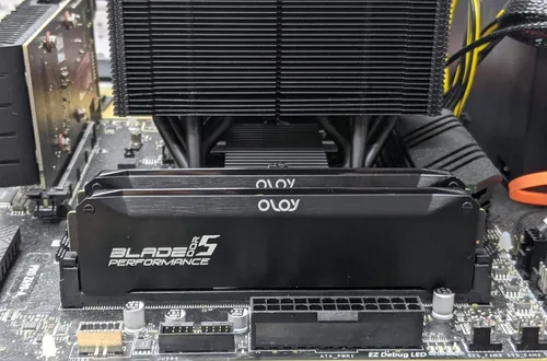 Vista 4 de OLOy DDR5 RAM 32GB (2x16GB) Black Hairline Blade 6800 MHz CL32 1.45V Gaming UDIMM para Intel (MD5U1668320IRLDA)