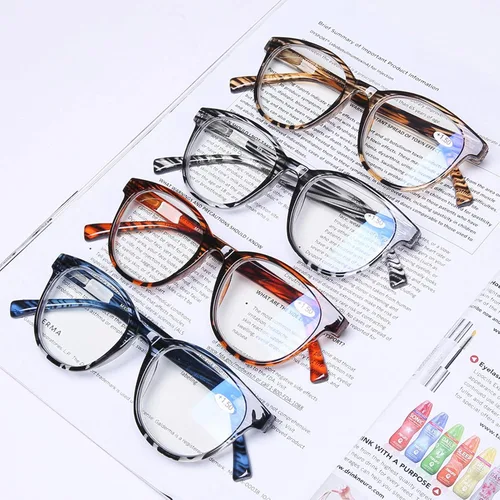 Vista 7 de DOOViC Gafas de lectura para computadora, bloqueo de luz azul, antifatiga ocular, estilo a rayas, bisagra de resorte, paquete de 4 lectores