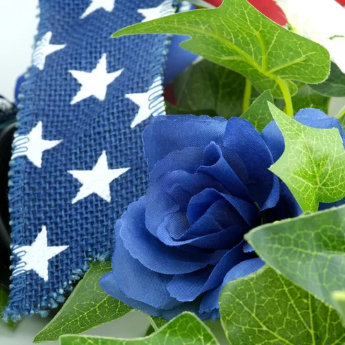 Vista 5 de Guirnalda temática patriótica pre-iluminada, guirnalda decorativa con energía solar y luces LED, hiedra artificial con rosas rojas, blancas