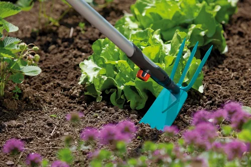 Vista 5 de Gardena combisystem Azada de jardín: Azada con hoja recta, 3 púas, 3.5 in de ancho de trabajo, acero fabricado con revestimiento termoendurecible