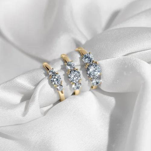 Vista 3 de Tienda Essentials Anillo redondo de 3 piedras de plata de ley chapada en oro amarillo hecho con circonita cúbica Infinite Elements (1 cttw)