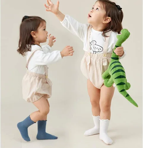 Vista 2 de Calcetines largos de algodón sólido hasta la rodilla para niñas recién nacidas y niñas pequeñas